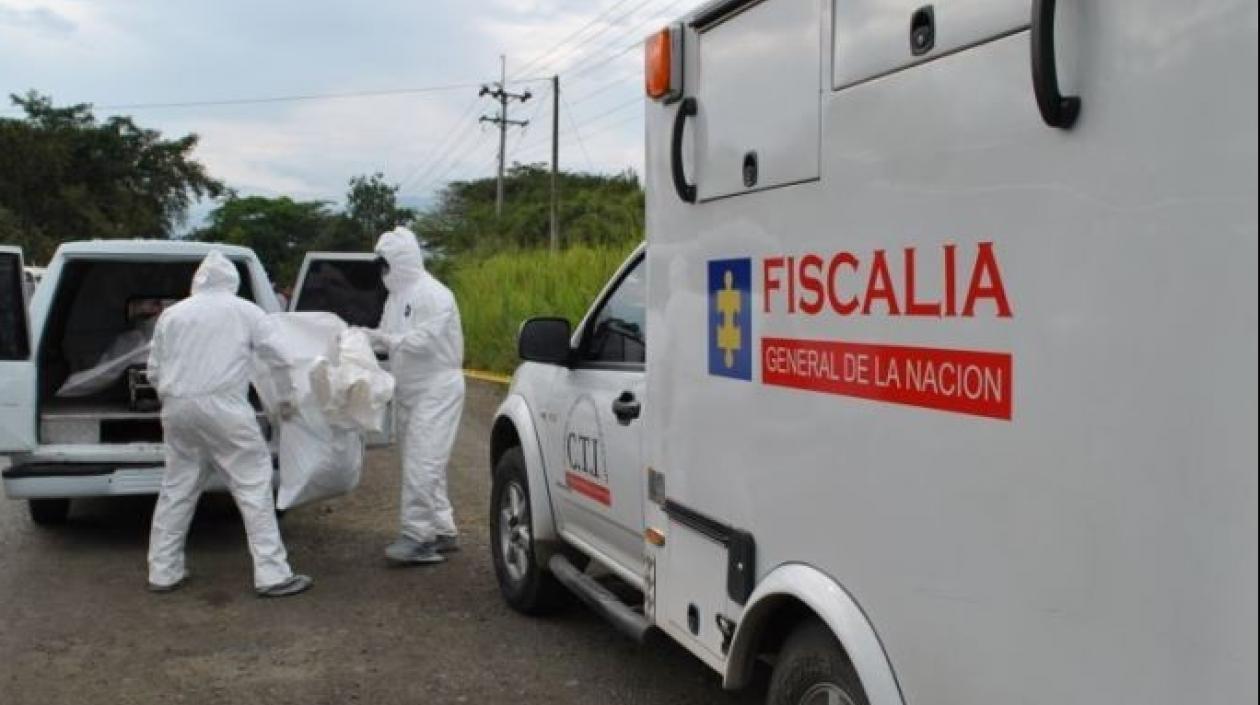 Las autoridades llegaron al sitio para la inspección de los cuerpos. 