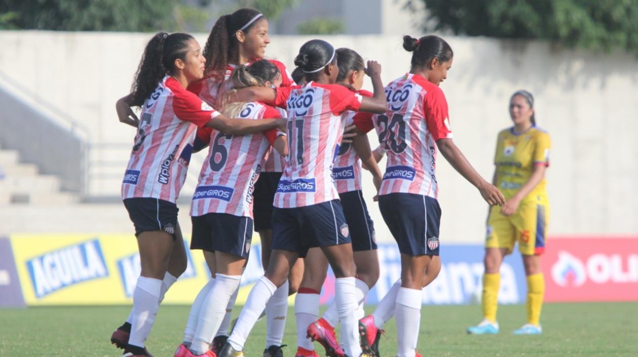 Daniela Montoya celebra con sus compañeras su anotación. 