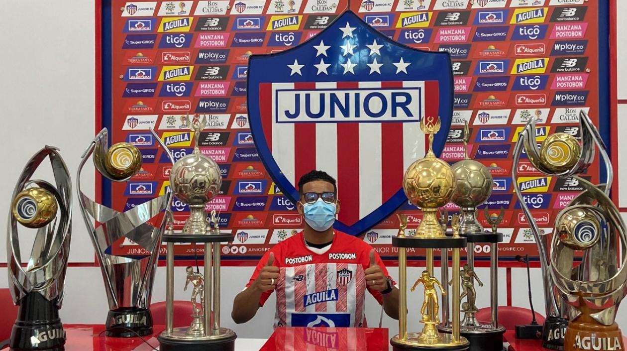 Luis Patiño, lanzador barranquillero, con la camiseta de Junior. 