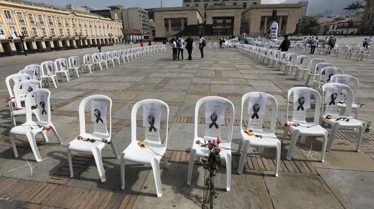 Acto simbólico en homenaje a los trabajadores del sector de la salud fallecidos