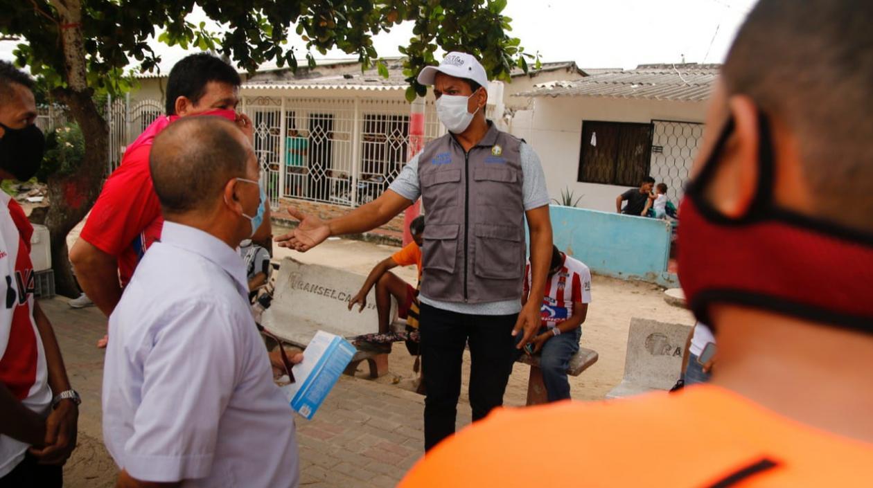 Funcionarios de la Alcaldía dialogando con la comunidad sobre los riesgos del Covid-19. 