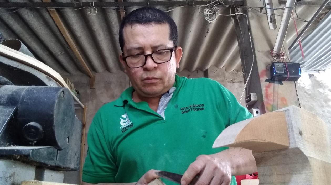 Jesús Orellano, en su taller de artesano.