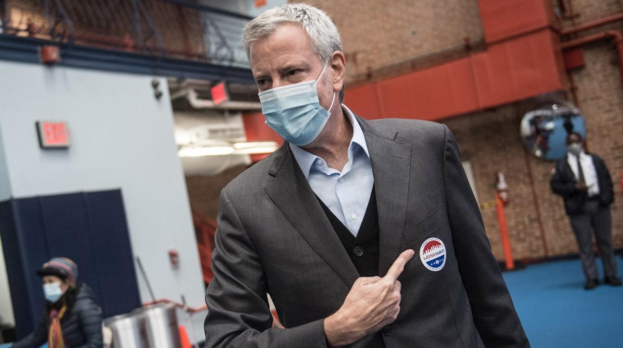 El alcalde Bill de Blasio muestra la pegatina que indica que ya votó en las elecciones presidenciales en Brooklyn, Nueva York.
