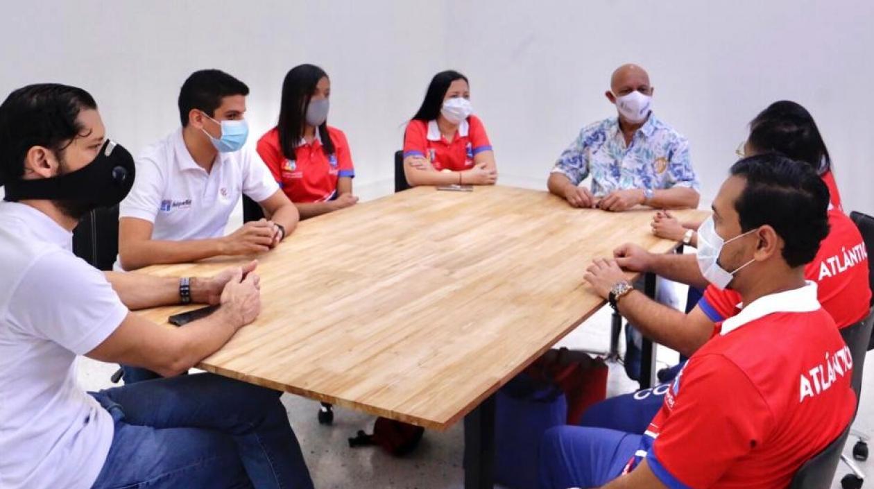 Integrantes del CCAD en reunión con Armando Segovia, director de Indeportes.