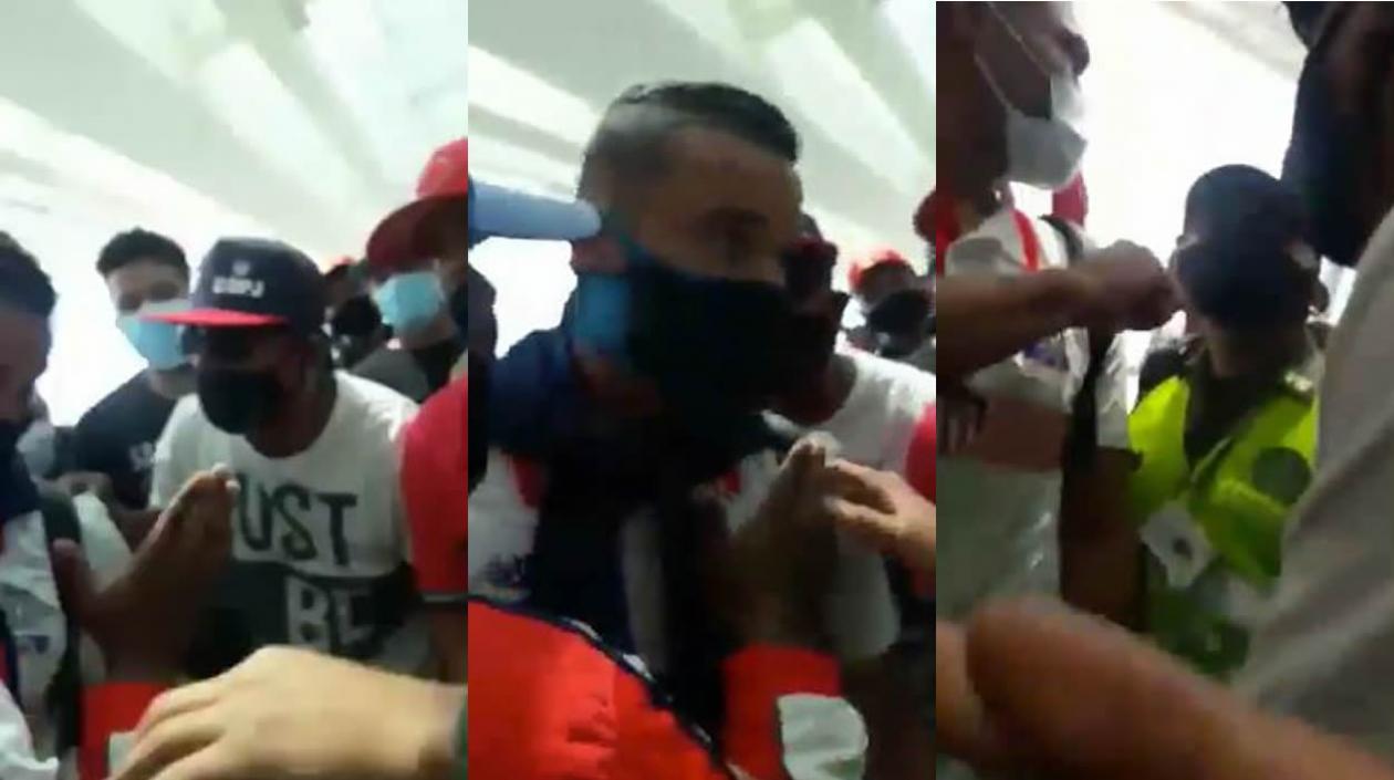 Momento del 'apretón' a los jugadores. 