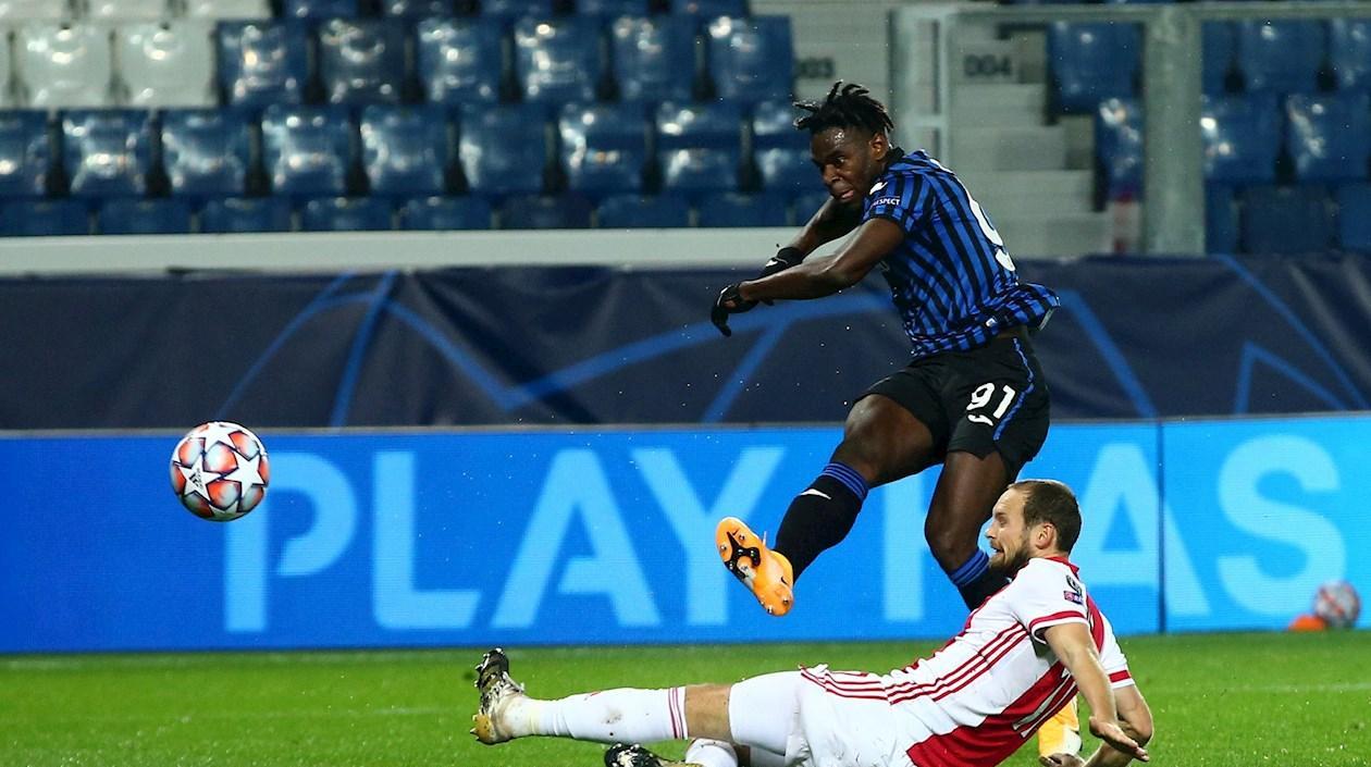 Duván Zapata marca el segundo gol de las acciones. 