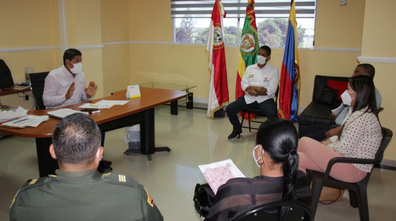 El alcalde de Malambo Rumenigge Monsalve reunido con sus secretarios.