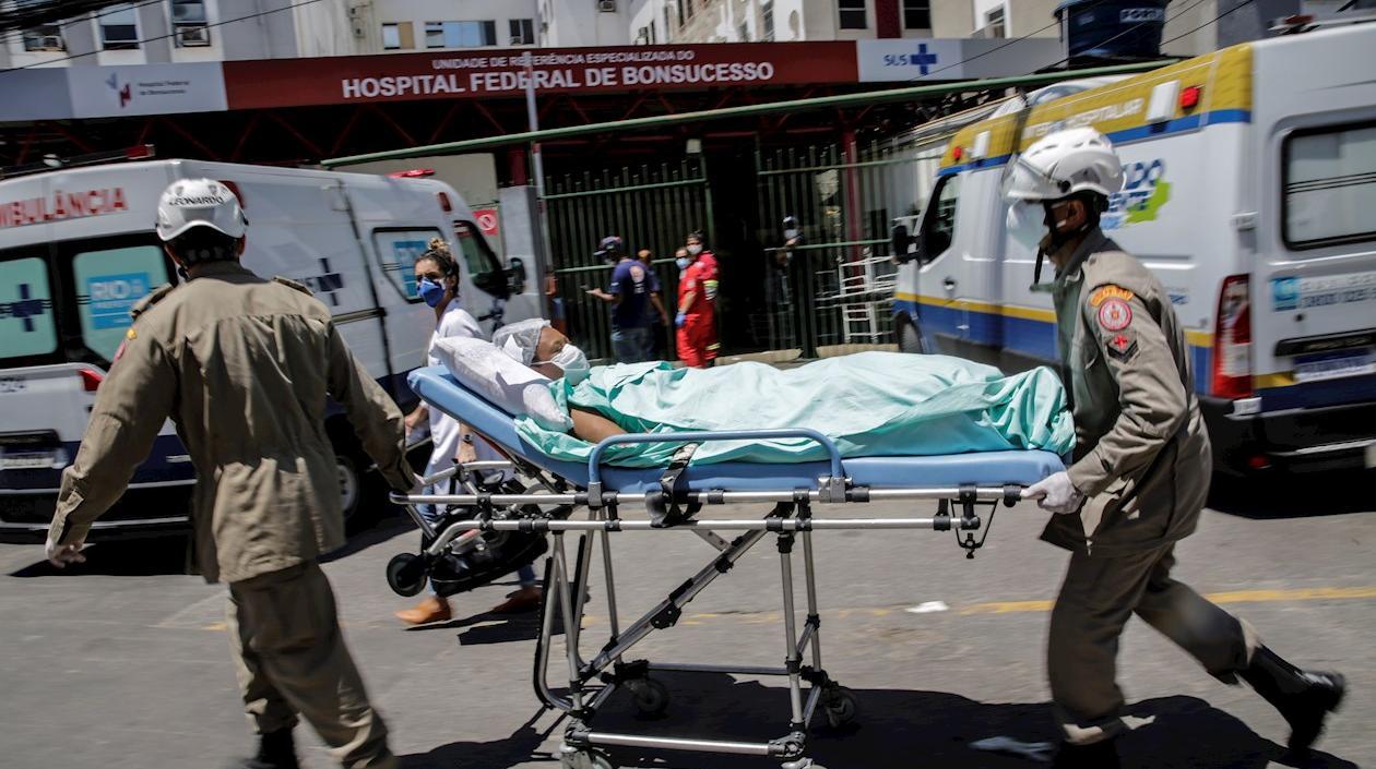 Pacientes son evacuados de uno de los pabellones del Hospital Federal de Bonsucesso, debido a un incendio.