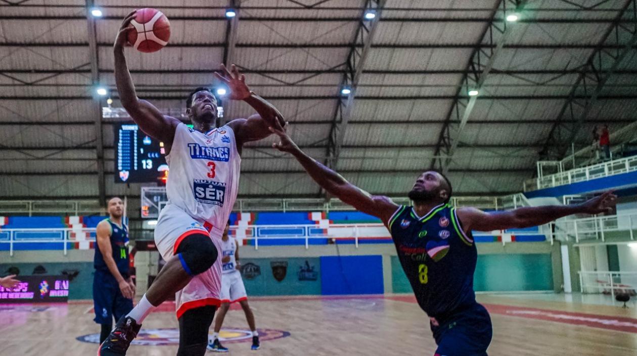 Juan Diego Tello, alero de los Titanes, anota una cesta. 