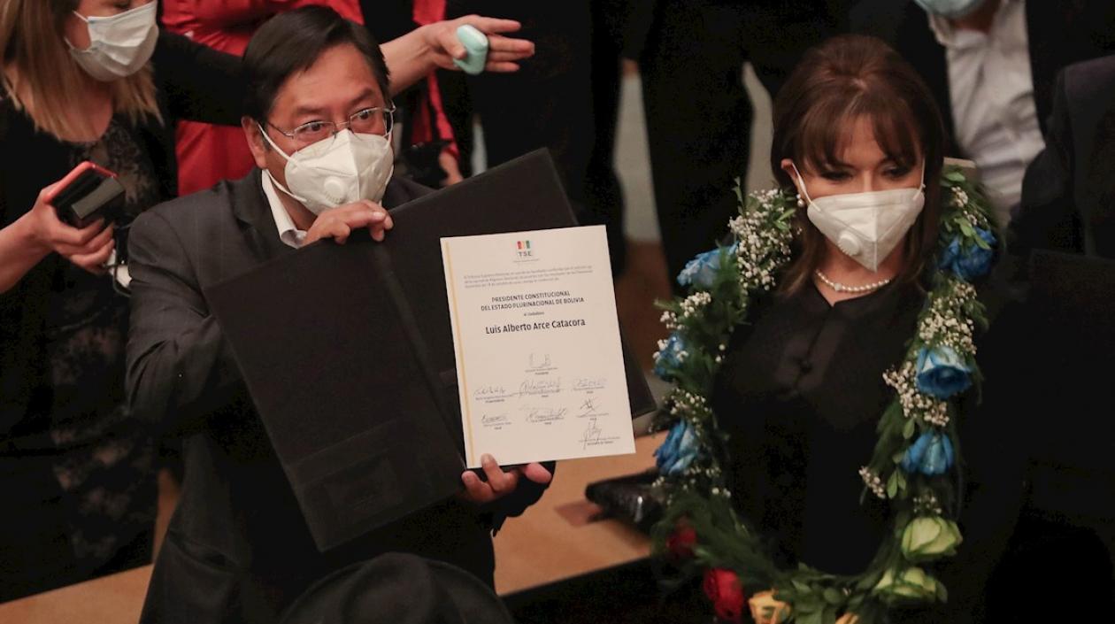 El Presidente electo en las elecciones generales de 2020, Luis Arce Catacora junto a su esposa Lourdes Brígida Durán, muestra la credencial de presidente electo de Bolivia hoy en La Paz (Bolivia). 