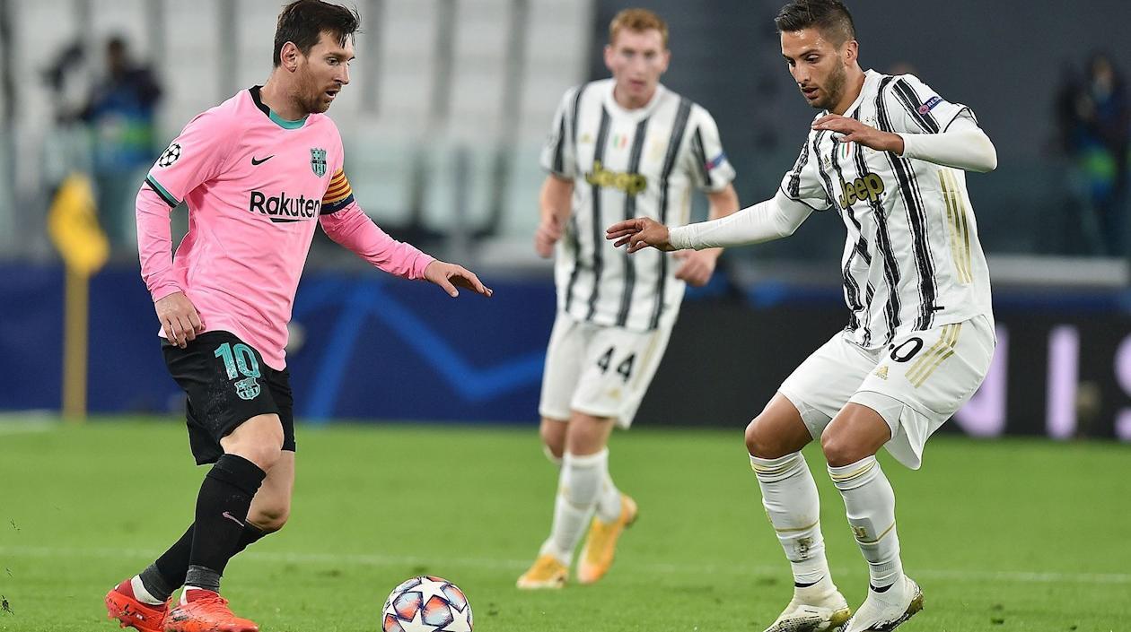 Lionel Messi encara a dos contrarios. 