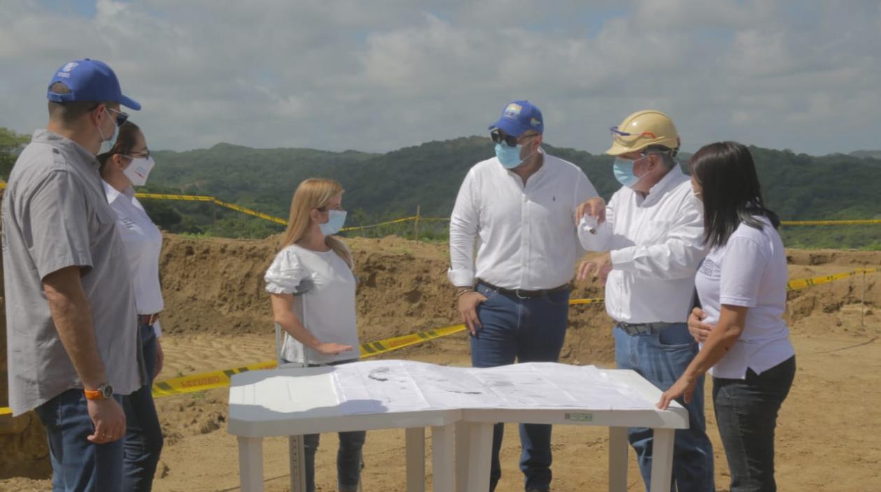 La Gobernadora del Atlántico, Elsa Noguera, con el director de la CRA Jesús León Insignares.