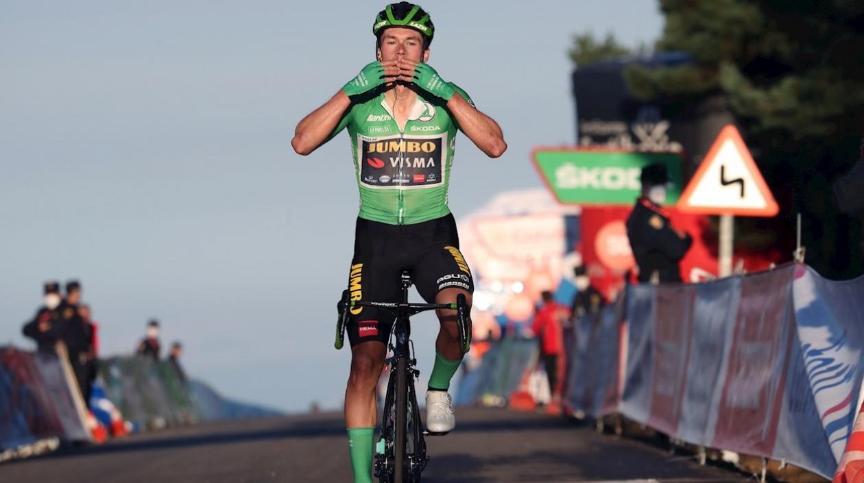 Primoz Roglic festeja su victoria en la Vuelta a España. 