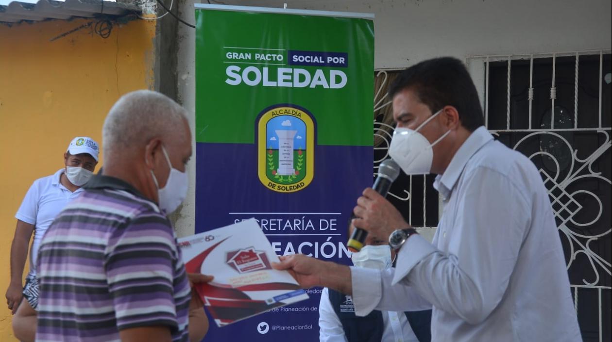 Entrega de los títulos de propiedad en el barrio Moras Occidente. 
