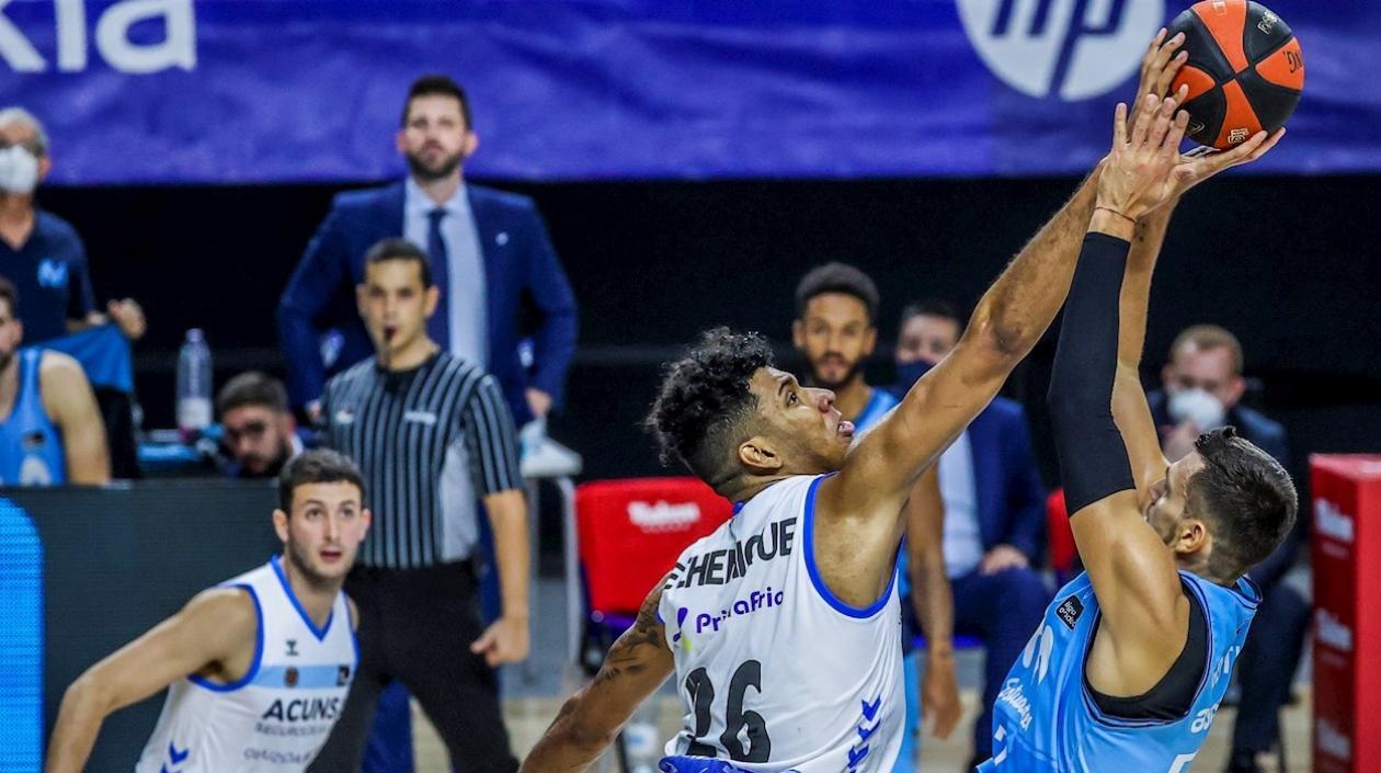 El pívot barranquillero Jaime Echenique tapona el lanzamiento del italiano Alessandro Gentile.