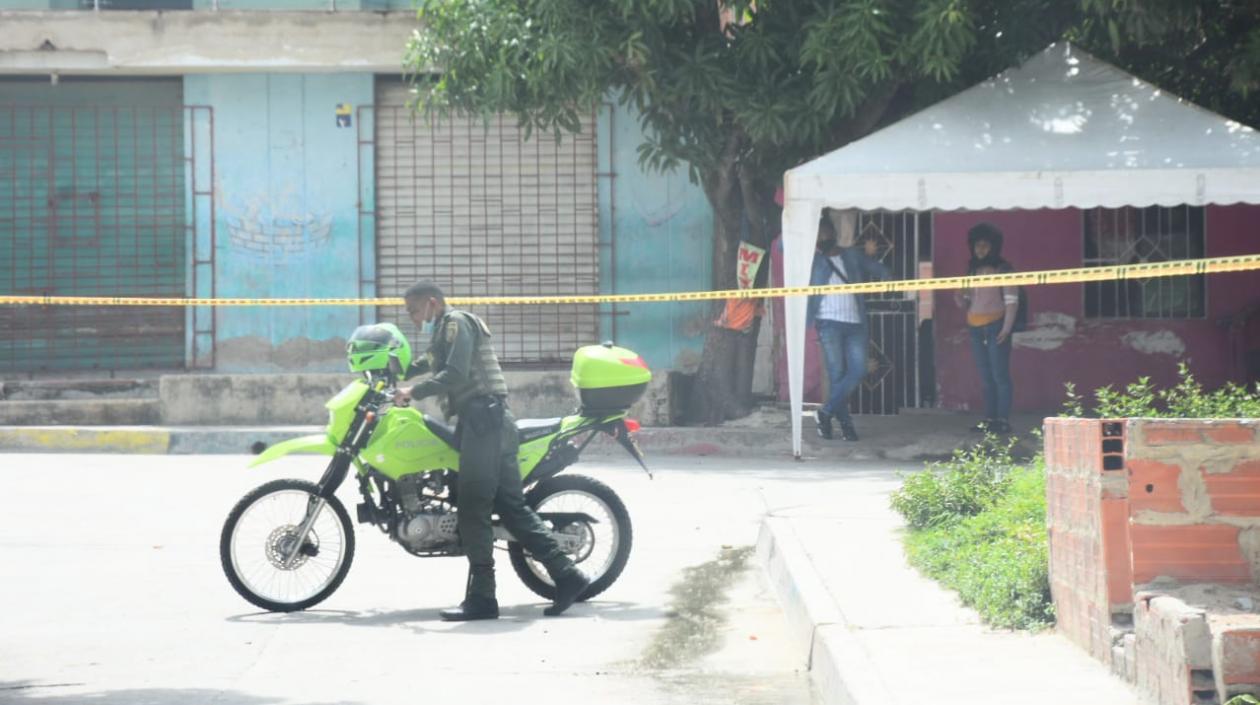 La Policía acordonó el lugar donde fue acribillada la víctima. 