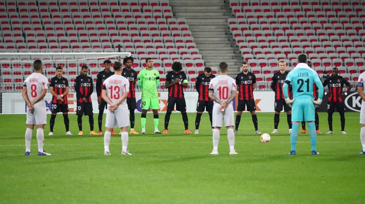 Los dos conjuntos hacen el homenaje a las víctimas. 