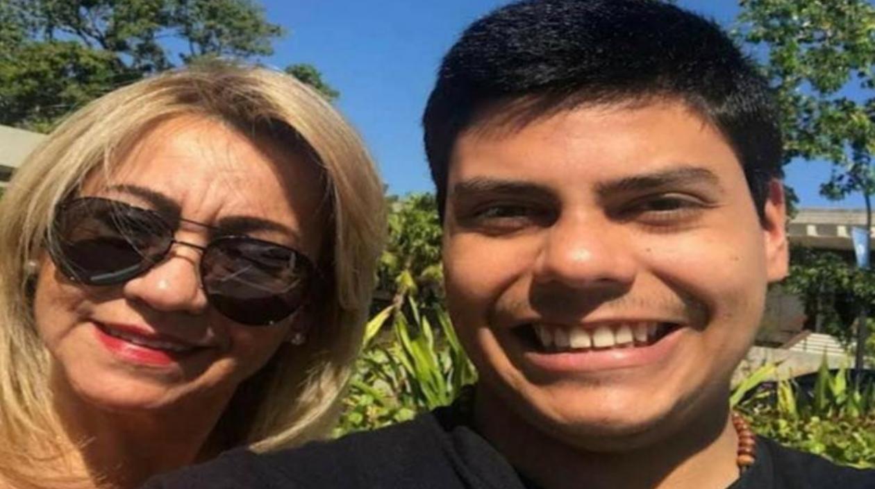 Raquel Penagos con su hijo José Santiago Zuleta.