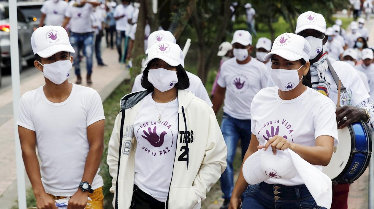 Exguerrilleros de las FARC caminan hoy por las calles de Quetame (Colombia). 