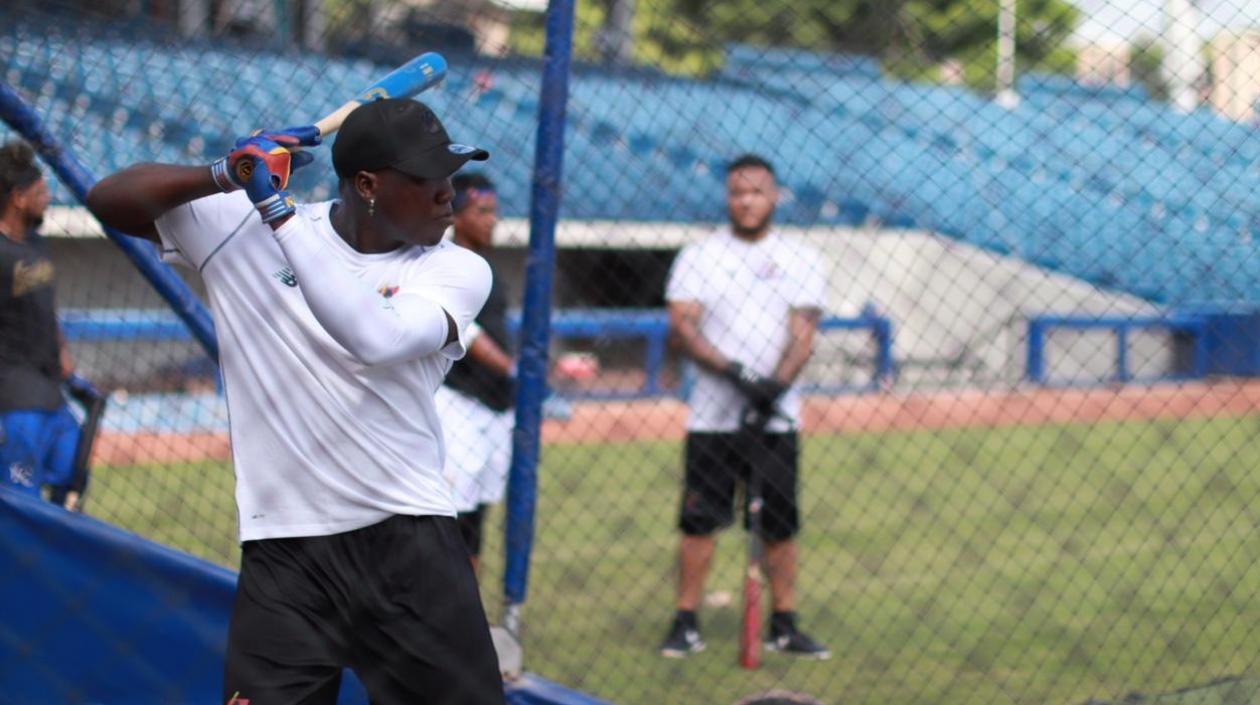 Dewin Pomare, pelotero de los Caimanes de Barranquilla, observado por el grandesligas Harold Ramírez.
