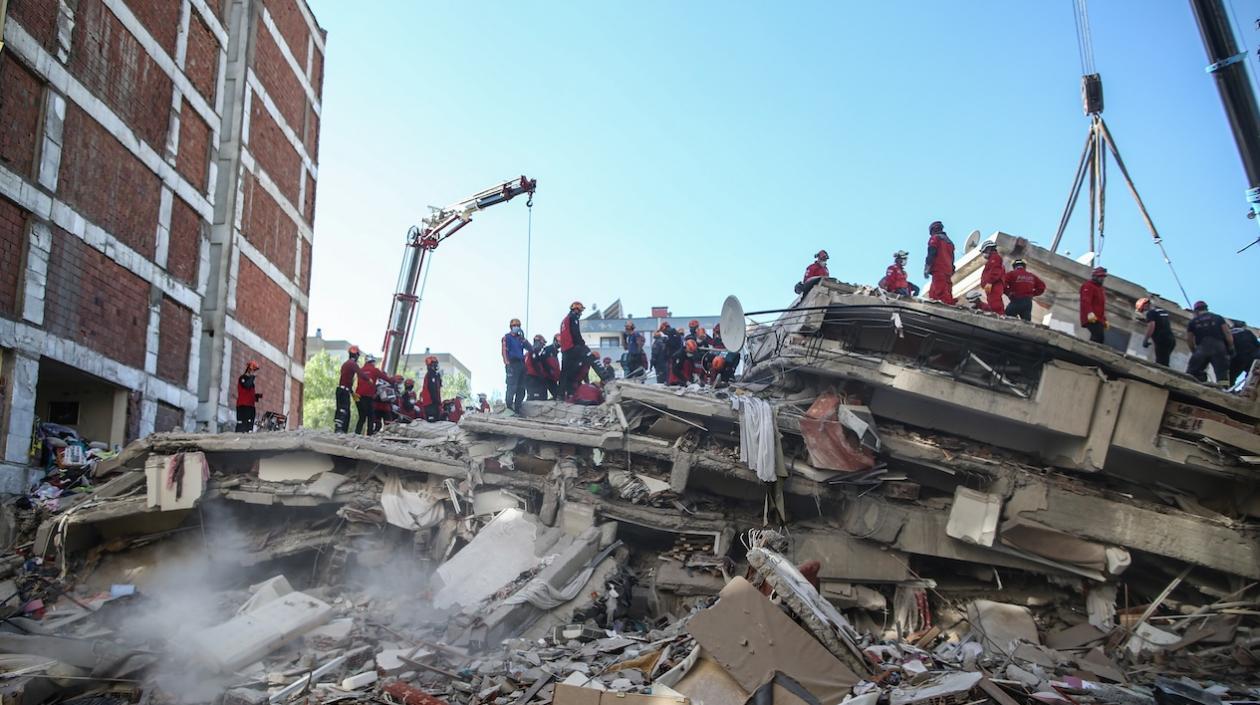 Un total de 17 edificios colapsaron en varios barrios de Esmirna.