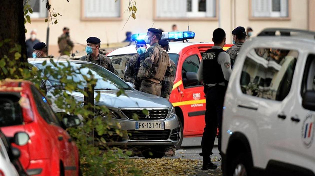 Las autoridades en el lugar donde fue herido el cura. 