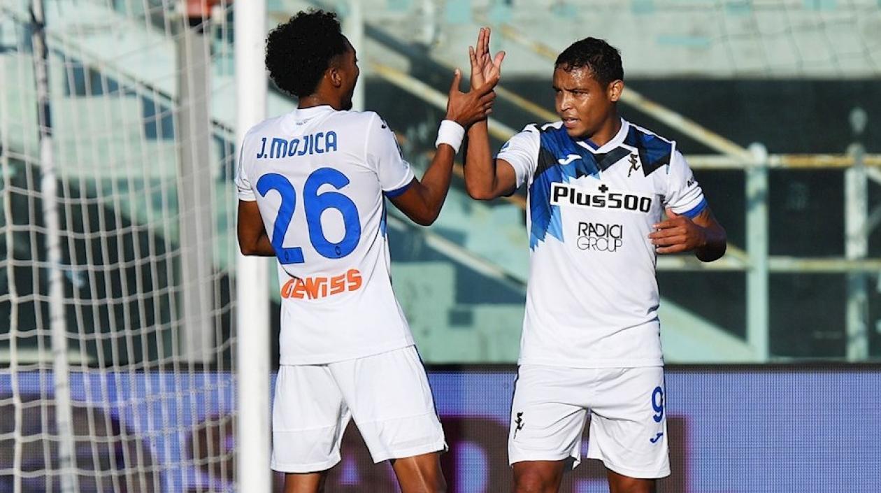 Luis Fernando Muriel recibe la felicitación de Johan Mojica. 