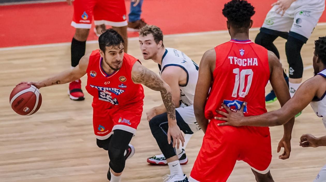 El argentino Salem Safar maneja la pelota. 