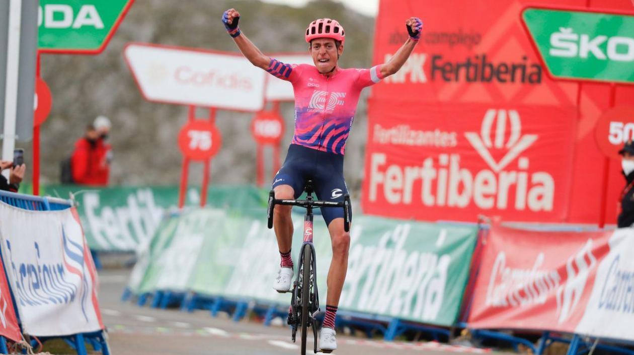 Hugh Carthy en la meta del Alto del Angliru. 
