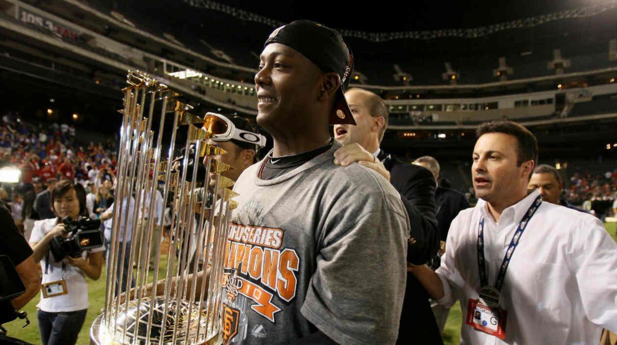 Édgar Rentería con el trofeo de la serie Mundial 2010. 