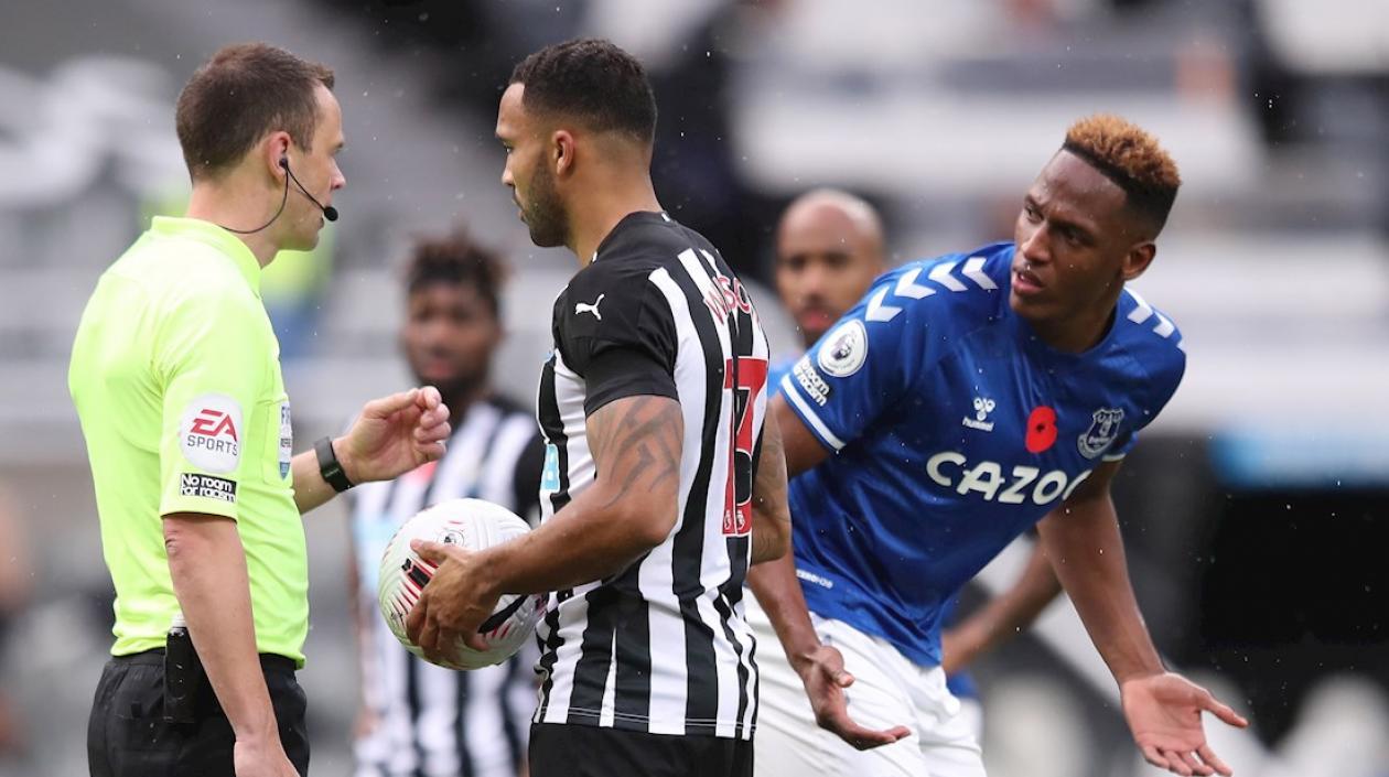 Yerry Mina recibe una reconvención del árbitro. 