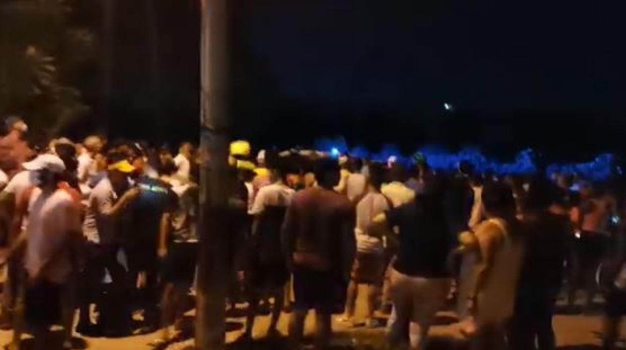 Muchas personas se aglomerado en el lugar de los hechos.