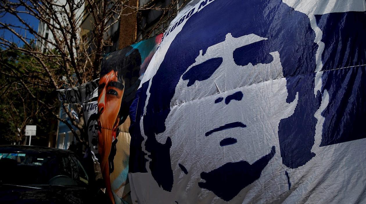 Bandera de Diego Maradona, a la afueras del centro hospitalario. 