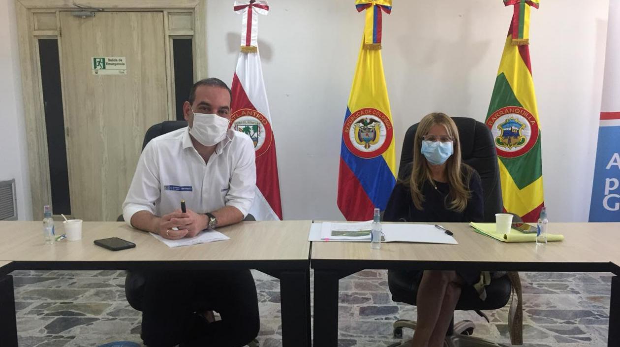 Director de Cormagdalena y Gobernadora del Atlántico, reunidos en Barranquilla.