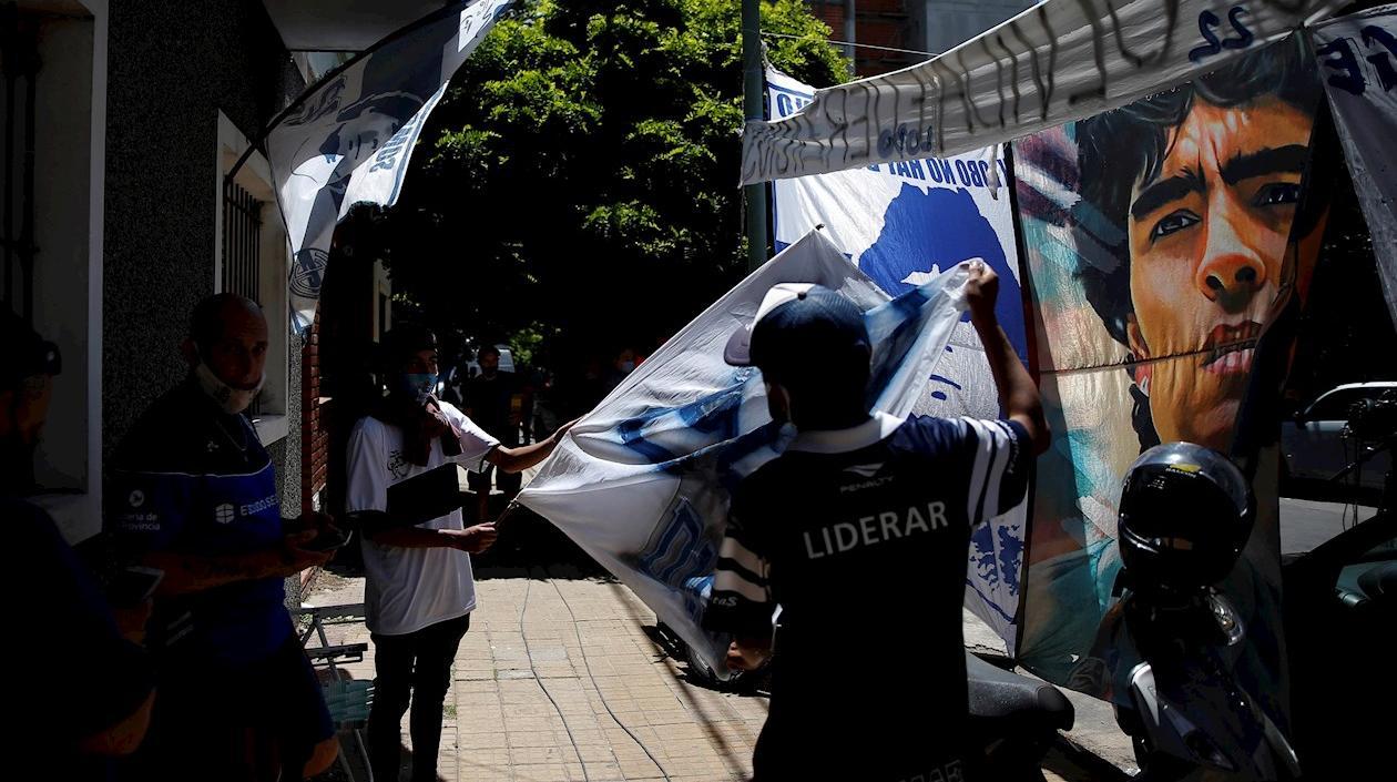 Hinchas argentino a las afueras del hospital. 