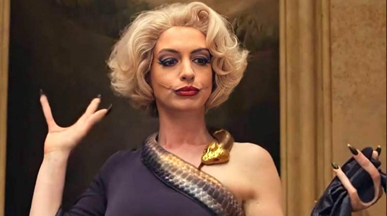 La actriz Anne Hathaway en el papel de la gran bruja, durante una escena de la película "The Witches".
