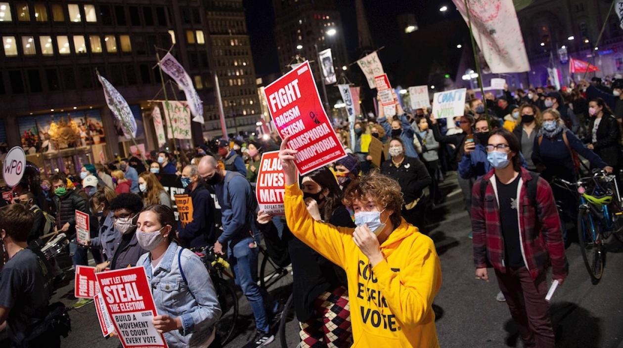 Manifestantes exigiendo el conteo de votos.