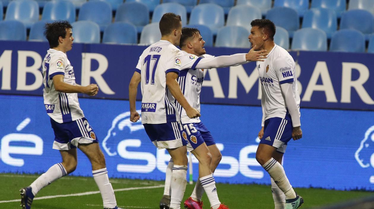 Juanjo Narváez celebra el gol del empate con sus compañeros. 