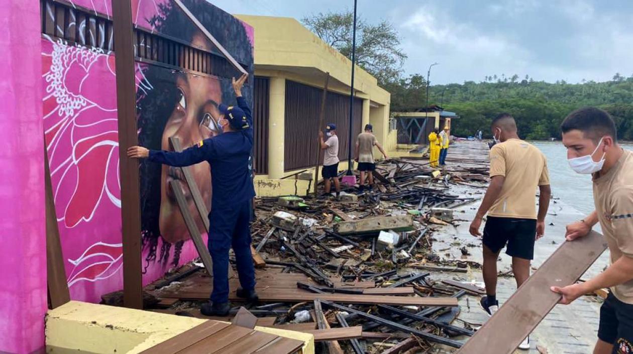 Bomberos y Armada trabajan en la isla para ayudar a familias afectadas.