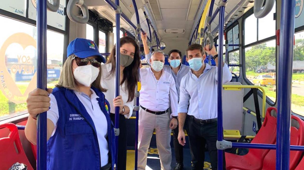 Las autoridades en uno de los padrones.