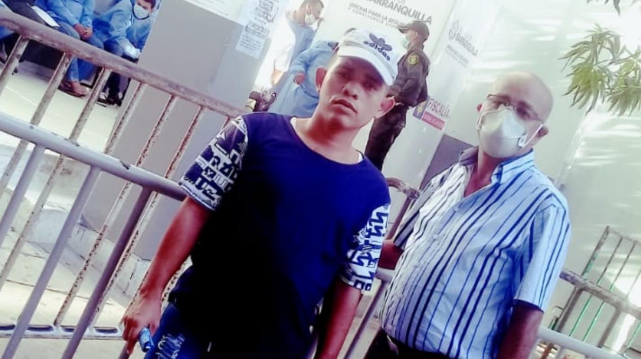 Dallan Enrique Cortina De la Rosa al momento de entregarse en la URI en compañía de su abogado. 