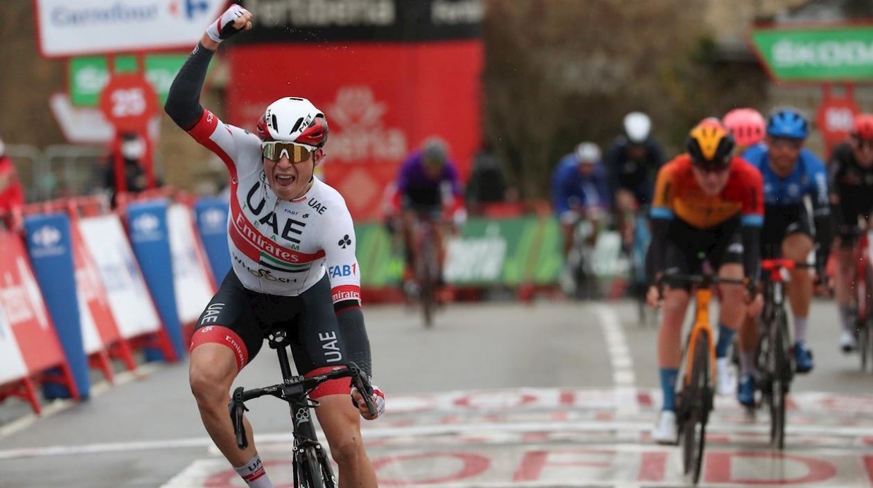  Jasper Philipsen celebra la victoria, en la línea de meta. 