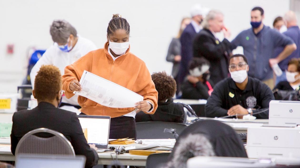 La campaña de Trump demandó detener el recuento en Michigan. 