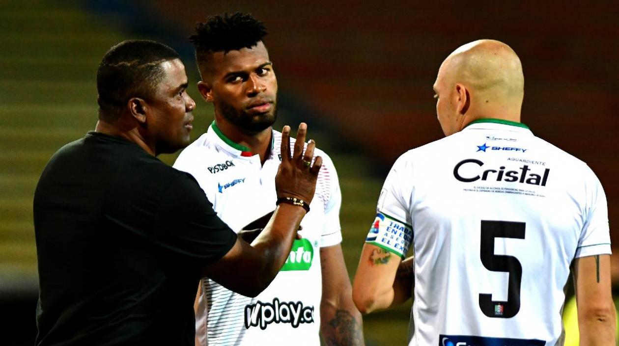 El entrenador Hubert Bodhert es uno de los contagiados. 