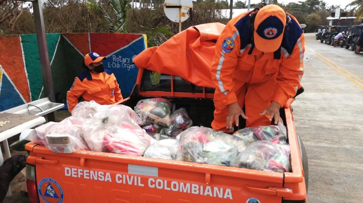 Personal de la Defensa Civil apoyando en la entrega de las ayudas.