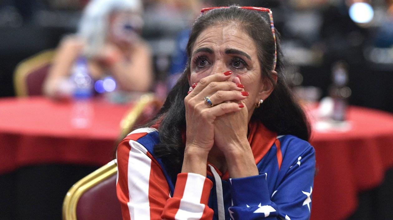 Seguidora triste en sede de campaña de Donald Trump.