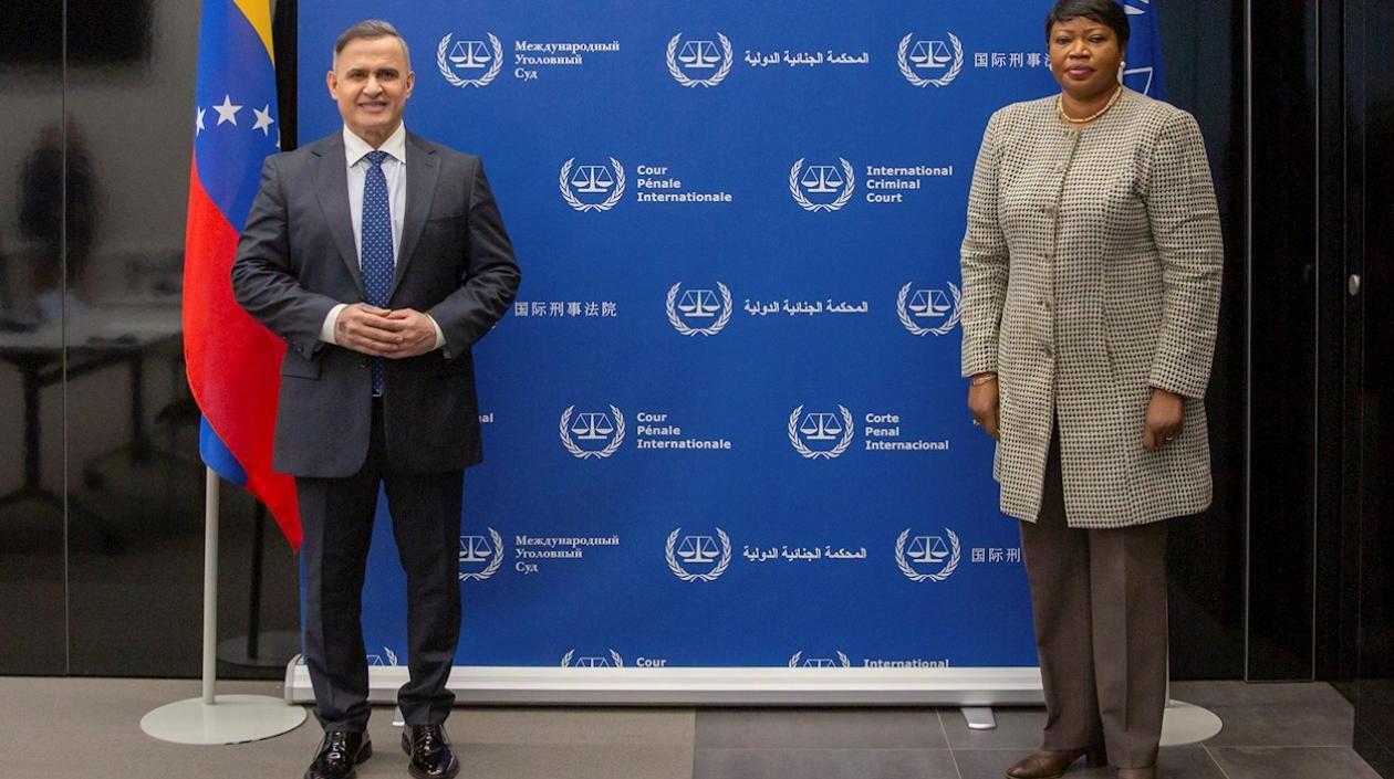 El fiscal general de Venezuela, Tarek William Saab, junto a la fiscal general de la Corte Penal Internacional, Fatou Bensouda, este jueves en La Haya. 