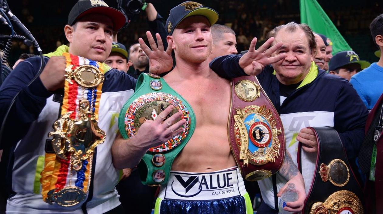Saúl 'Canelo' Álvarez con sus cuatro títulos mundiales. 