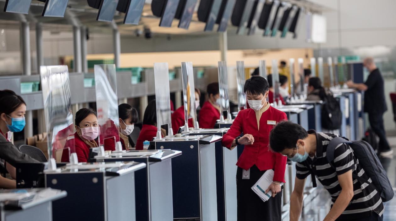 Mostradores de facturación en el aeropuerto de Hong Kong, China.