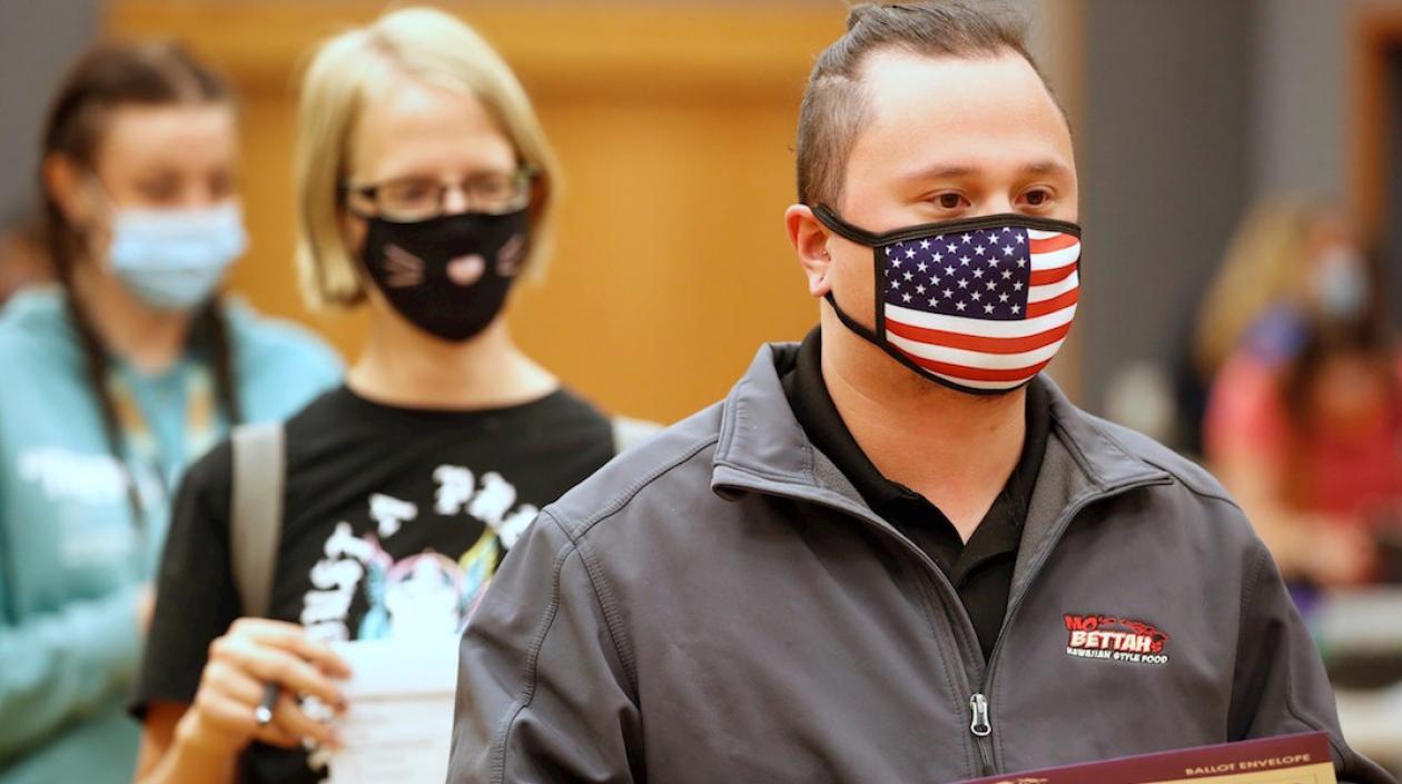 Votantes en un centro electoral.